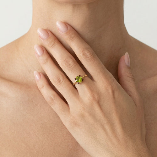 Elegantní prsten s moldavitem a granátem