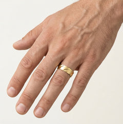 Eleganter Hochzeitsring aus Gelbgold mit detaillierten Gravuren