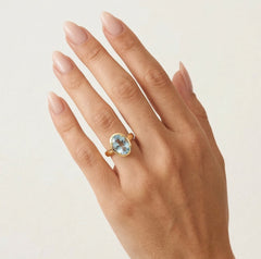 Zlatý prsten s fasetovaným drahokamem modrým topazem