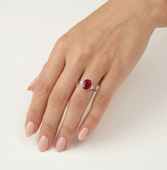 Bague gracieuse en or blanc avec rubis et diamants.
