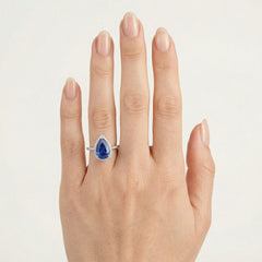 Anillo halo de plata esterlina con zafiro en corte pera