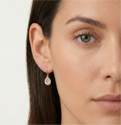 Boucles d'oreilles en or jaune avec crochet à levier et halo en forme de goutte.