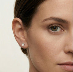 Stříbrné květinové náušnice s kubickým zirkonem uprostřed