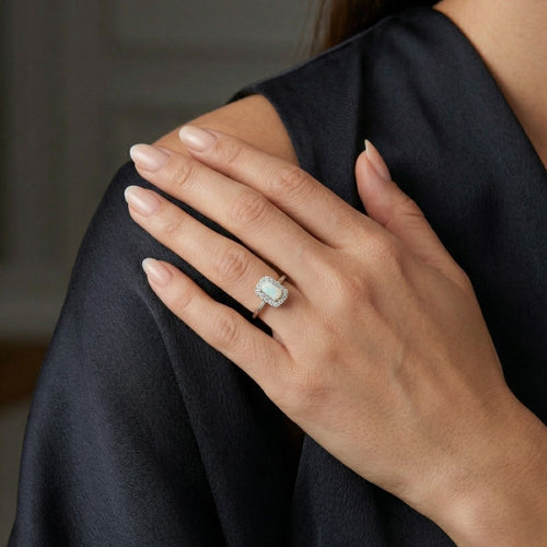 Prsten z bílého zlata s královským opálem a kubickými zirkonyv