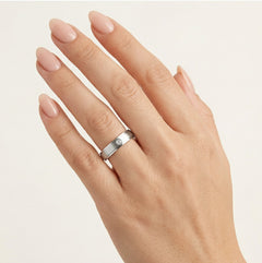 Bague de mariage en or blanc avec finition polie.