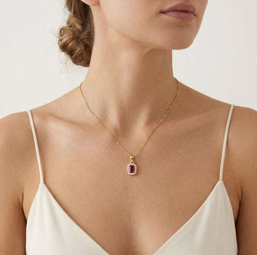 Pendentif halo en or jaune avec rubis taille émeraude et zircones cubiques