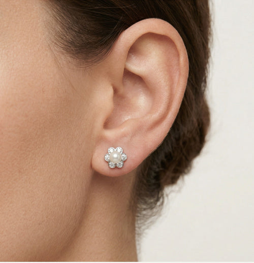 Stříbrné květinové náušnice s perlou