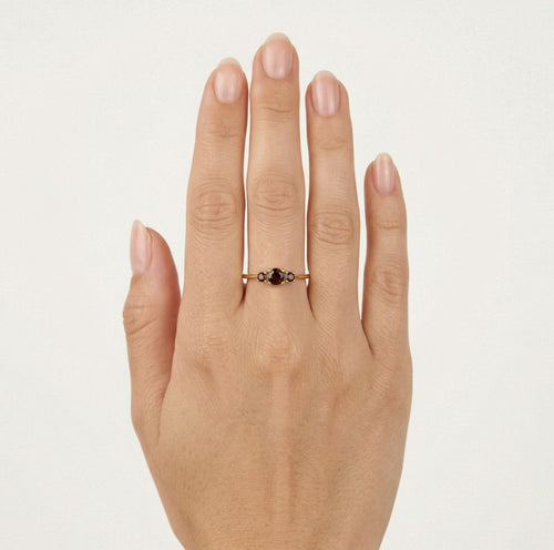 Stylischer Gelbgoldring mit drei Garnets