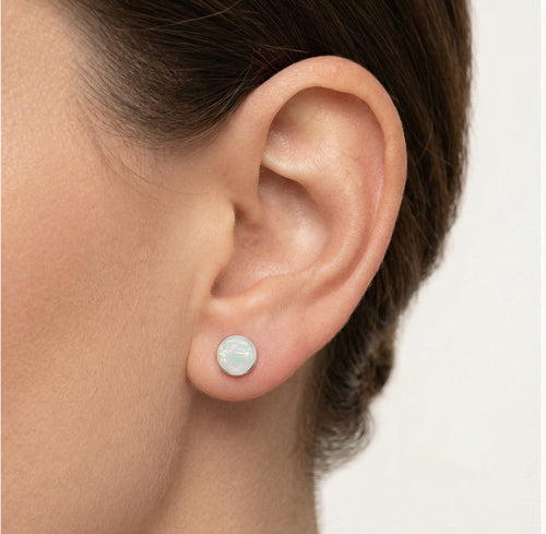 Zlaté náušnice s bílým opálem