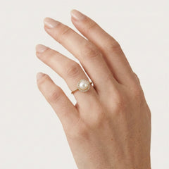 Bague avec perle et halo.