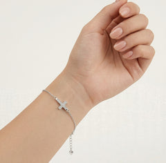 Stříbrný náramek s křížem z kubických zirkonů