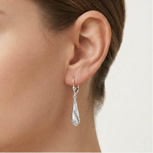 Boucles d'oreilles pendantes en or blanc sculptées