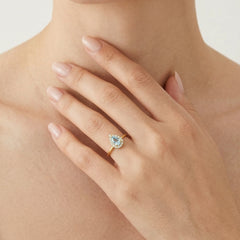 Prsten s modrým topazem broušeným do hrušky