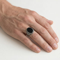 Pánský prsten ze stříbra s onyxem, oválný rámeček