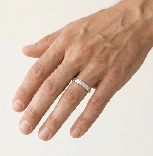 Snubní prsten z bílého zlata s vysokým leskem a matným povrchem