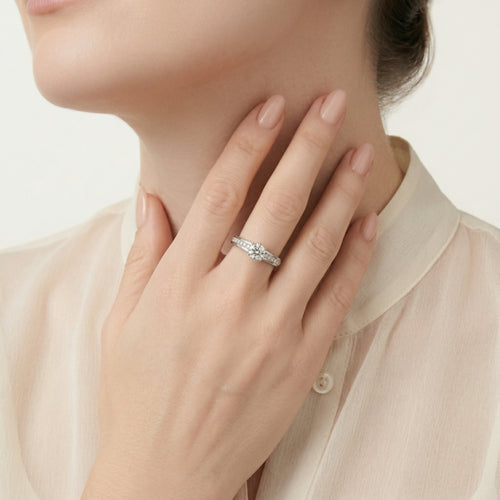 Cubic-Zirkonia-Ring mit seitlichen Akzentsteinen