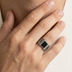 Pánský prsten se čtvercovým onyxem a bočními liniovými detaily
