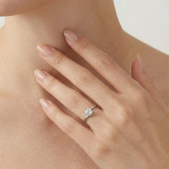 Anillo de plata con circonitas cúbicas semi engastadas