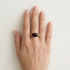 Eleganter ovaler Granat-Goldring