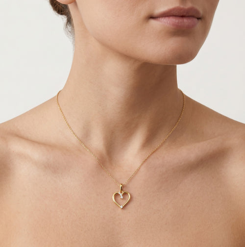 Feiner Herzanhänger mit vier Zirkonia-Steinen