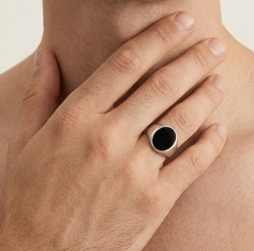 Pánský prsten s kulatým onyxem v leštěném stříbře