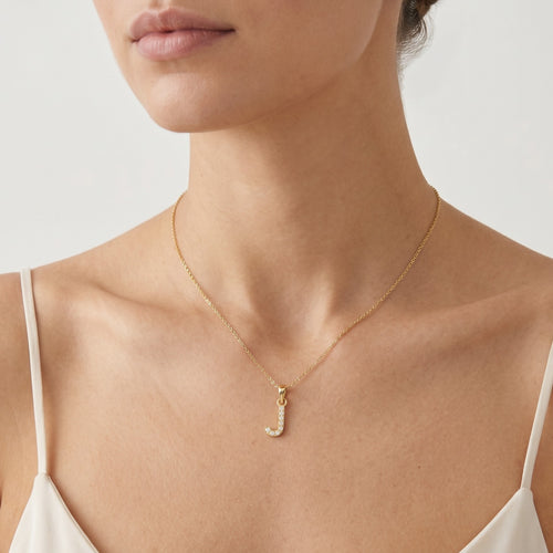 Gold-Anhänger mit dem Buchstaben "J" und Zirkonias