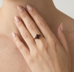 Gelbgoldring mit ovalem und rundem Granat