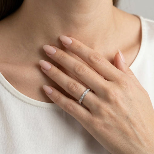 Jednořadý diamantový prsten z bílého zlata