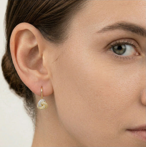Boucles d’oreilles nouées en or avec zirconium cubique