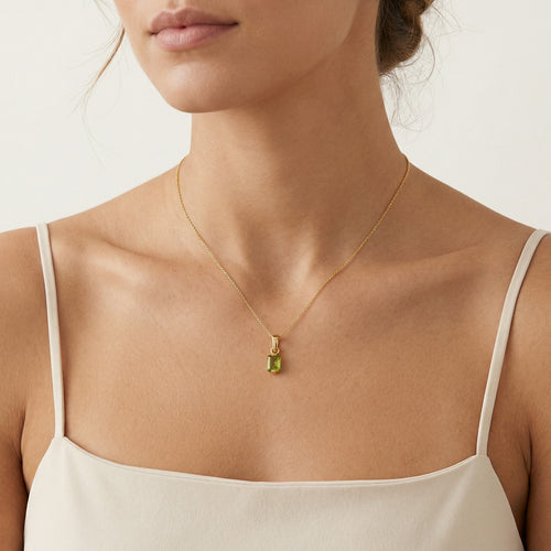 Pendente de oro amarillo con elegante piedra de moldavita