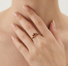 Anillo de oro amarillo con granate talla marquesa