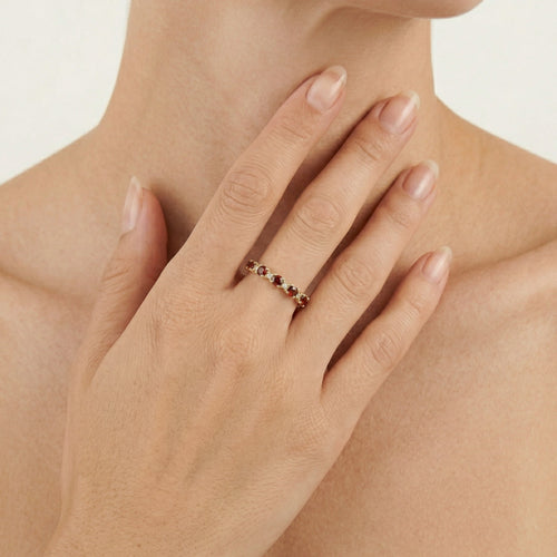 Stylish yellow gold ring with garnet and cubic zirconia