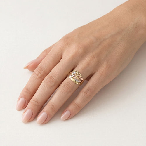 Massiver dreifarbiger Ring mit filigranen Details