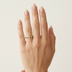 Zlatý prsten s bílými zirkony a černými onyxy