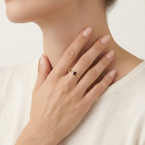 Anillo clásico de granate para mujer