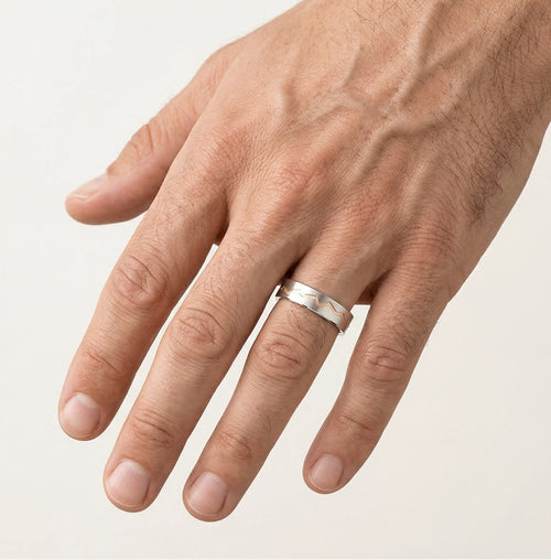 Weißgold-Ehering mit rosévergoldetem Kanal