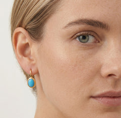Pendientes de oro con ópalo turquesa ovalado cabujón
