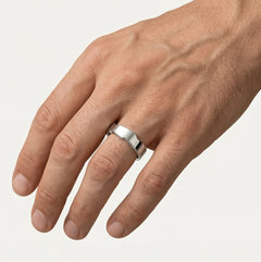 Alliance en or blanc avec option pierre solitaire