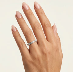 Bague de mariage éternité en or blanc élégant.