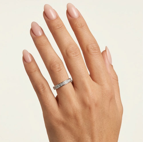 Bague de mariage éternité en or blanc élégant.