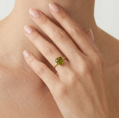 Stilvoller Goldring mit kissenförmig geschliffenem Moldavit