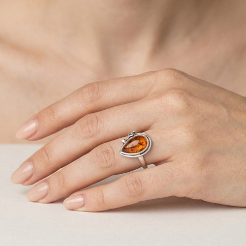 Bague goutte d’ambre.