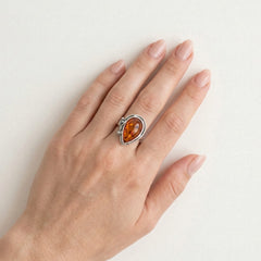 Bague goutte d’ambre.