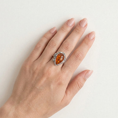 Bague goutte d’ambre.