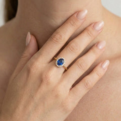 Oválný zlatý prsten se syntetickým safírem