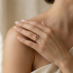 Bague fleur en or avec grenat et zircone cubique