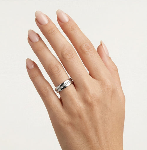 Bague de mariage en or blanc avec ligne courbe mate