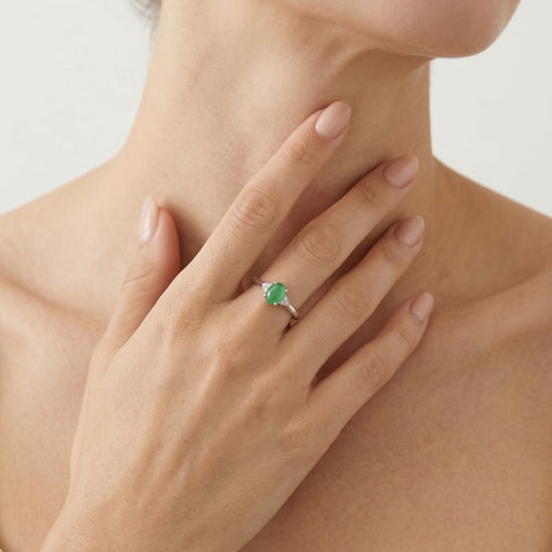 Fine white gold ring with emerald and diamonds