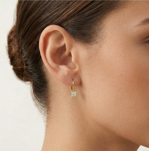 Boucles d’oreilles en or avec cinq zircones cubiques