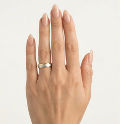 Hochglanzpolierter Trauring aus Gelb- und mattiertem Weißgold